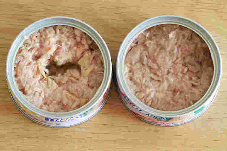丸いシーチキンの缶詰めのフタが開けられて中身がみているのが2缶台の上に置かれている