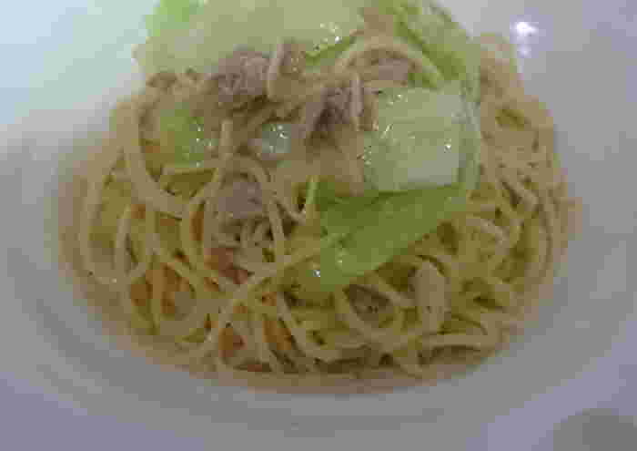 丸い皿の上に茹でられたパスタ、キャベツ、シーチキンが綺麗に盛り付けられている