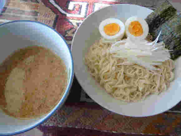 ゆで卵が乗ったつけ麺とつけ汁