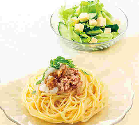 透明のお洒落な丸い皿に綺麗に盛り付けられたパスタ、ツナ、青じそ別の皿に野菜とチーズが盛られている