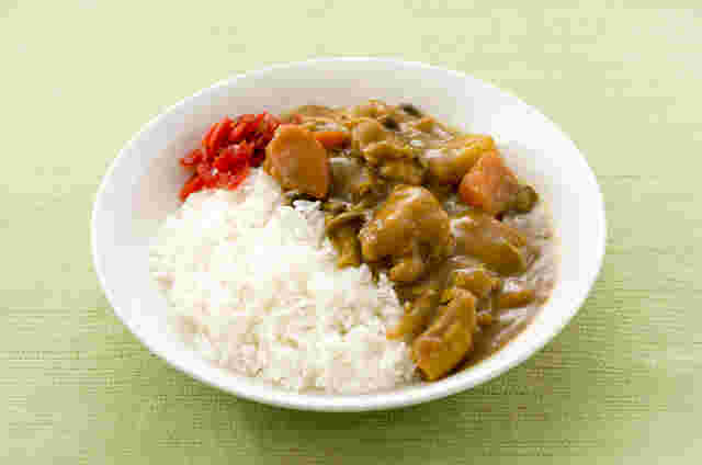 お皿にカレーを盛り付けしている様子