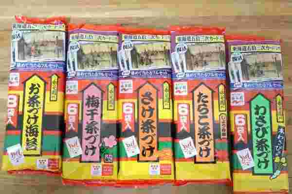 長方形の4つの種類のお茶漬けの素が綺麗に並べられている