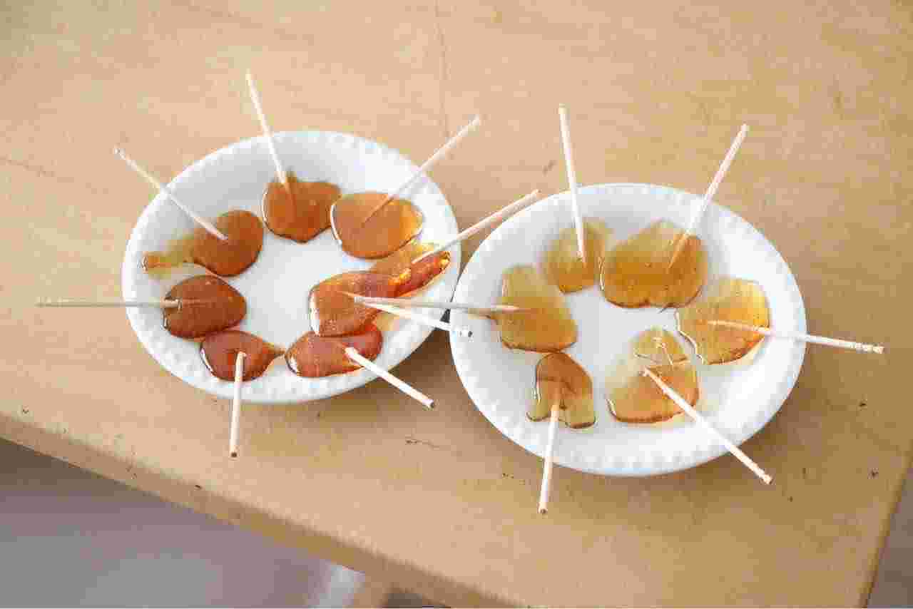 お皿に手作りのべっこう飴が置いてある