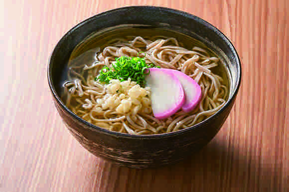 かまぼこと天かすとネギを乗せたそば