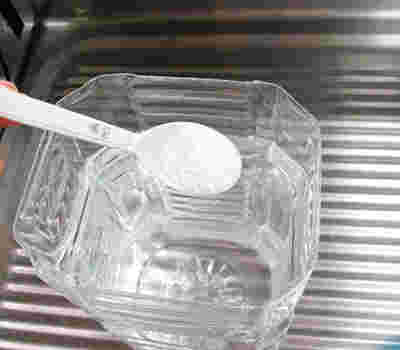 ペットボトルの中に粉を入れている様子