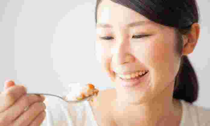 カレーを食べている画像
