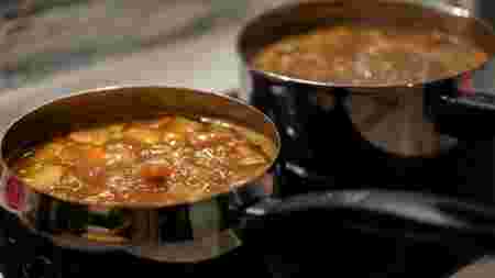 鍋に入ったカレーの画像