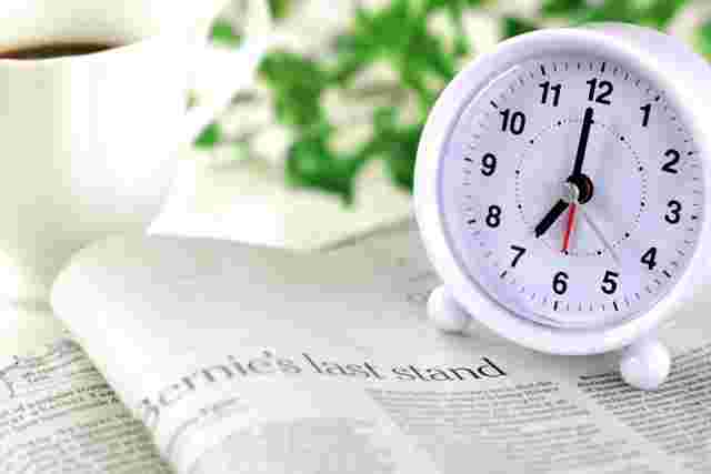 新聞紙の上に時計が置いてある様子