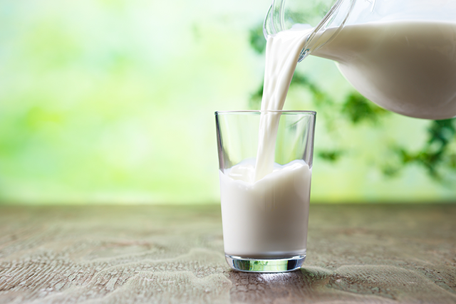牛乳そそぐ