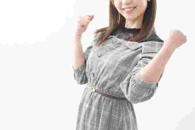 ガッツポーズの女性