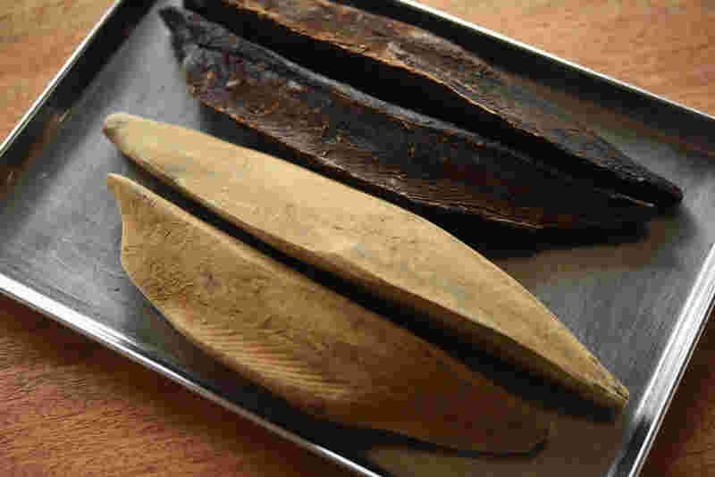 削る前の燻製されたカツオ