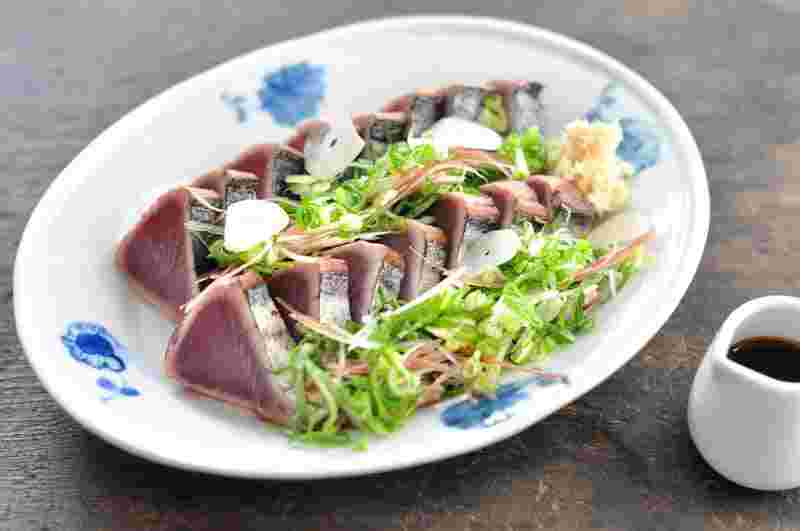 皿に盛られたカツオのたたき