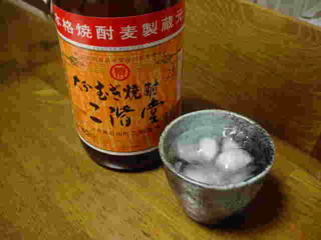 麦焼酎二階堂の瓶と氷が入ったコップが並んでいる様子