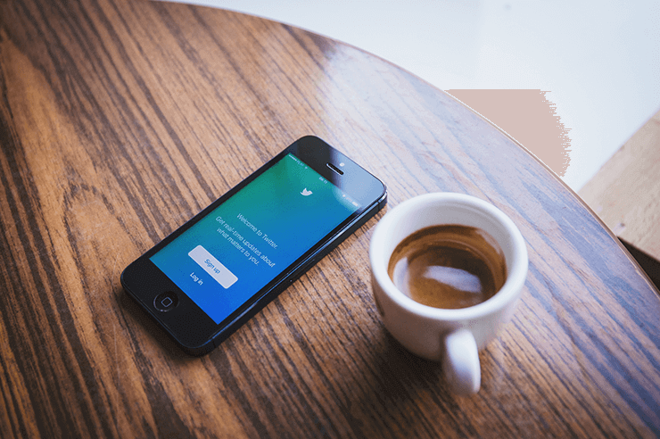 コーヒーとスマホのツイッター画面