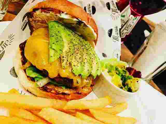 アボカドチーズバーガー