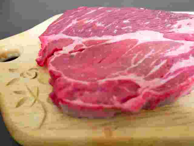 まな板の上の牛肉の塊