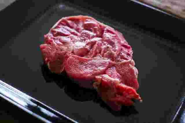 黒いトレーの上の牛肉の塊