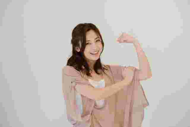 腕の筋肉を見せている女性