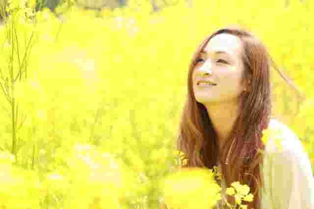 菜の花畑の女性