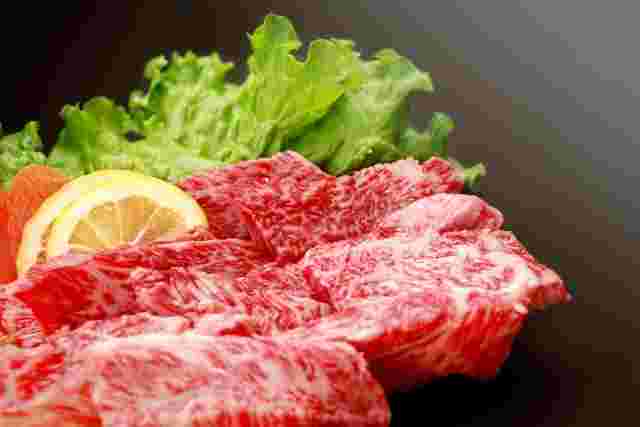 焼肉の牛肉アップ