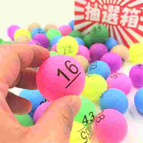 抽選箱とカラフルなボール