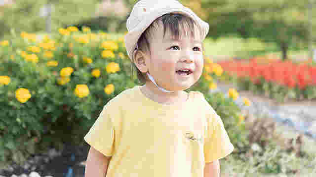 公園でほほ笑む子供