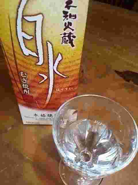 パックに入った麦焼酎白水と透明なグラスが並んでいる様子