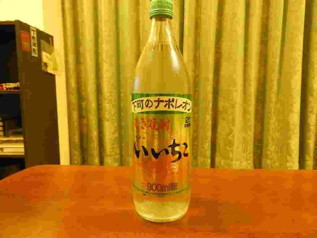 いいちこという麦焼酎がテーブルの上に置かれている様子