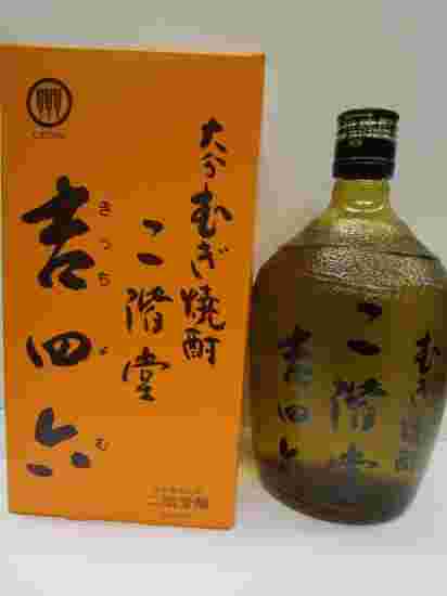 吉四六という黄金色の瓶のお酒と黄金色の外箱が並んでいる様子