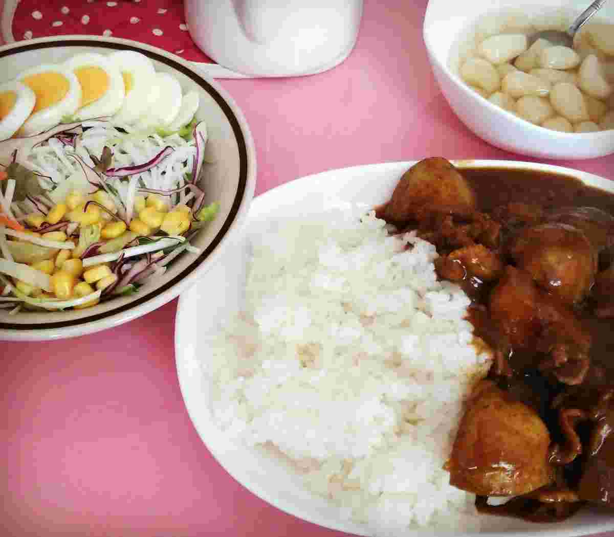 カレーライスとサラダ、らっきょう