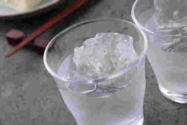 焼酎のロックを斜めから撮っている