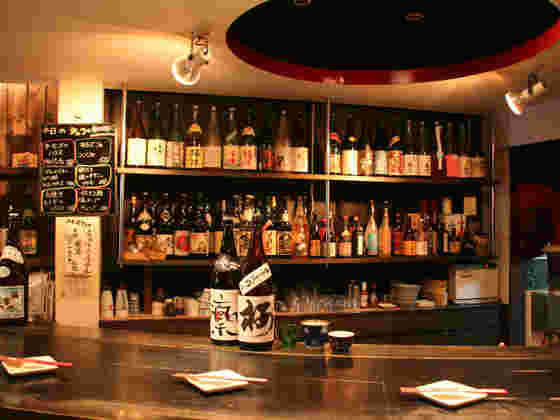 焼酎を置いているバーの店内