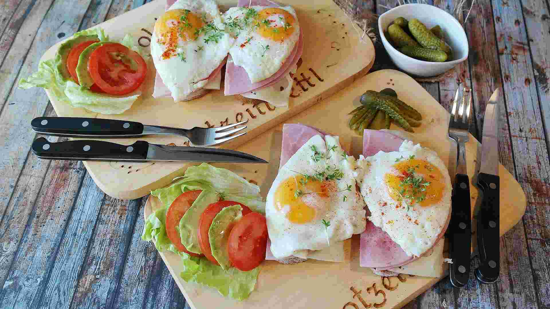 ハムエッグが並んだ朝食プレート