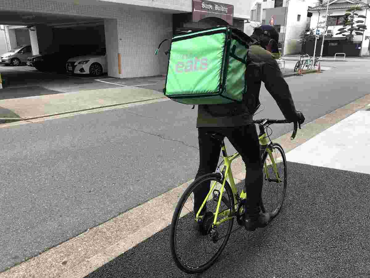 自転車で配達しているUberEats個人配達員