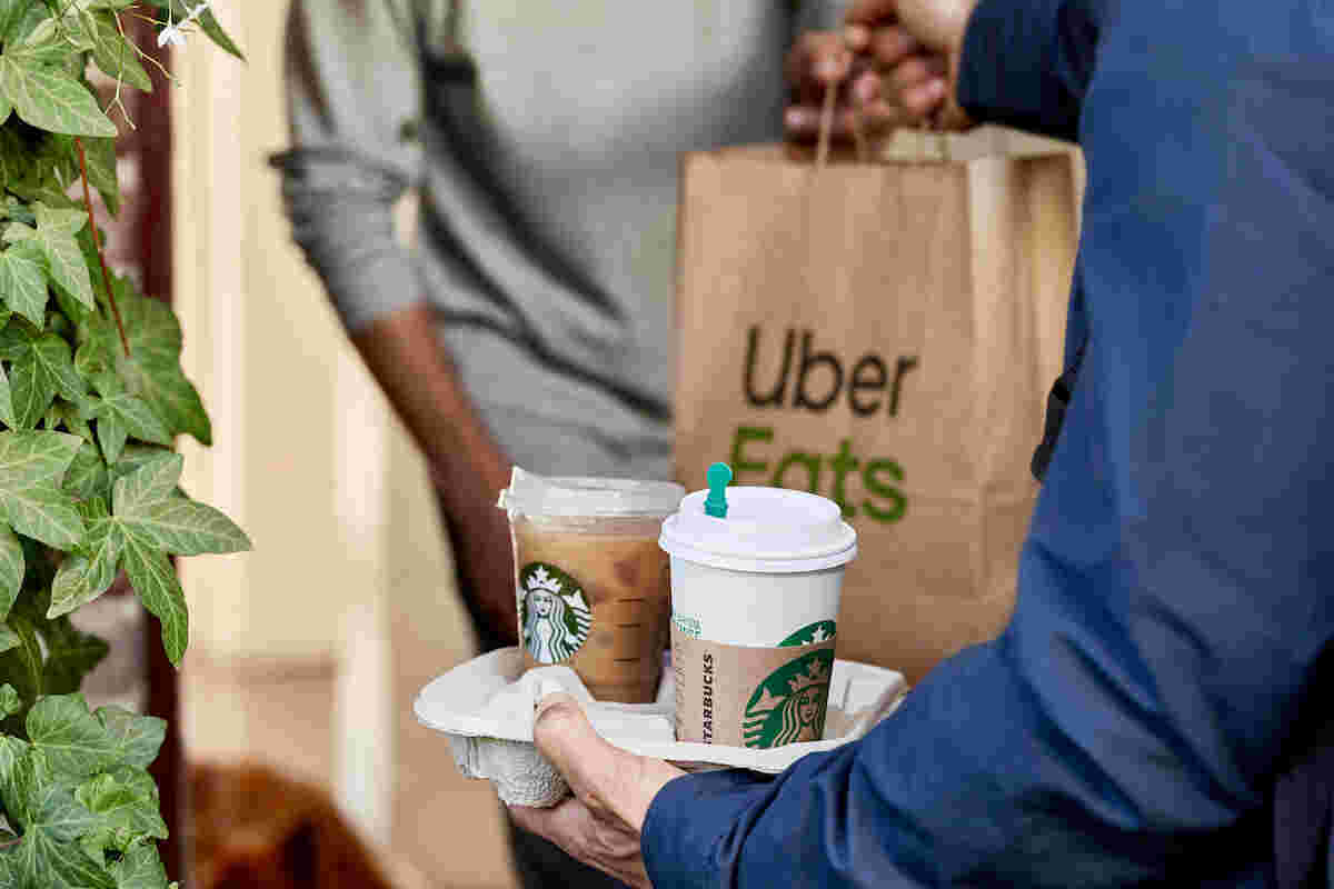 UberEats利用者に商品を渡す