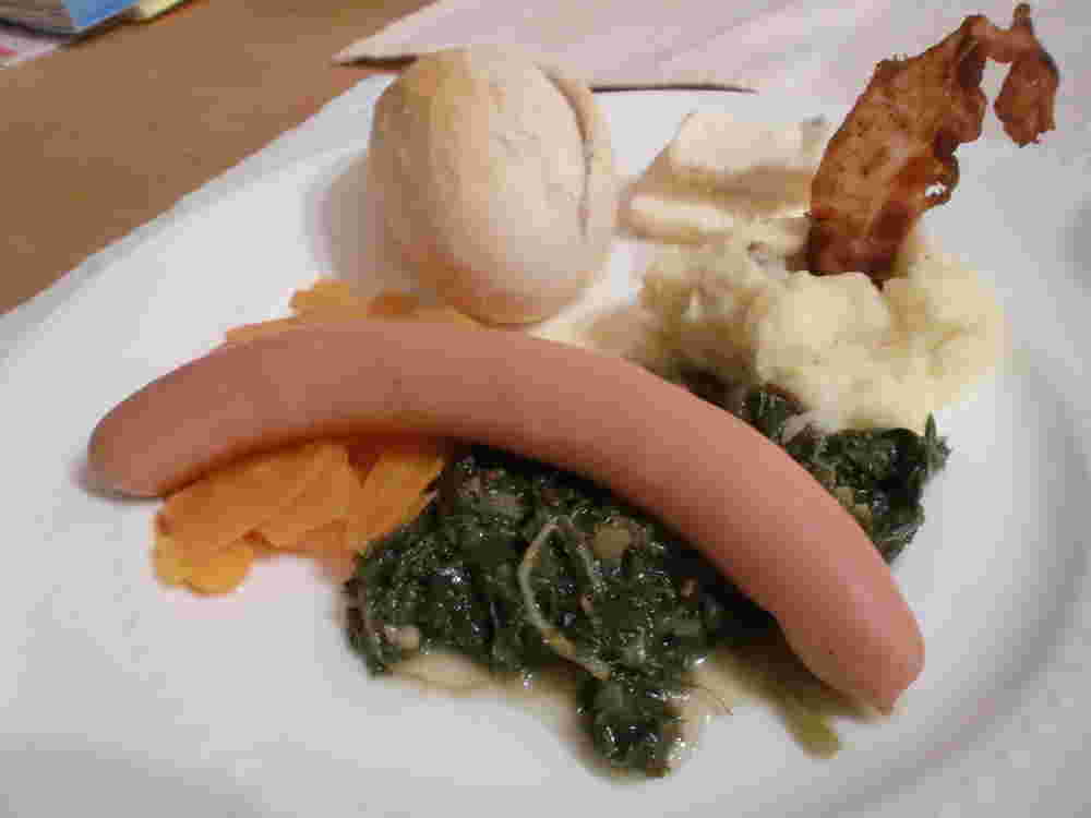 白いお皿に盛ったケールの煮込み料理