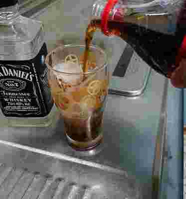 コーラを注ぐ
