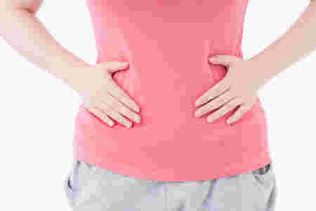 女性がお腹に手を当てている様子