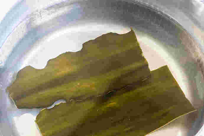 昆布を水に浸している画像
