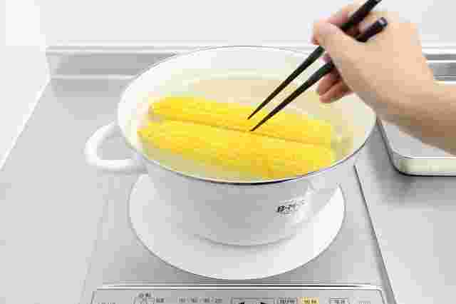 とうもろこしを茹でている