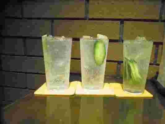 3つの細長いグラスにカットの種類が違うきゅうりが入れらた飲み物が並べられている