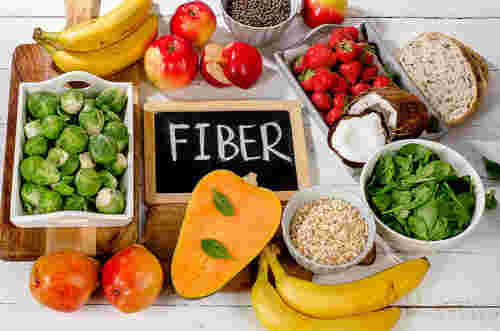 黒板に書かれたFIBERの文字と食物繊維豊富なたくさんの食材