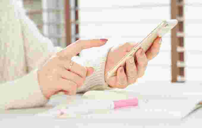 スマホで登録操作をする女性