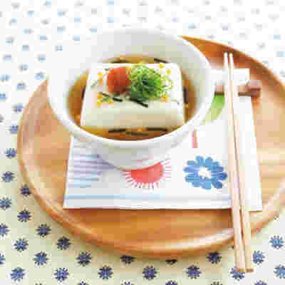 梅干しが乗った豆腐茶漬けと箸