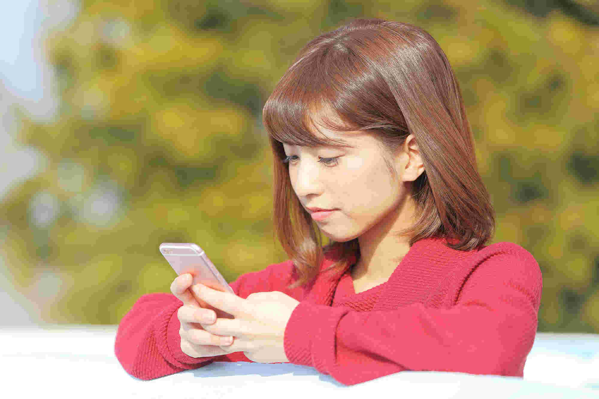 スマホを見つめながら浮かない顔の女性
