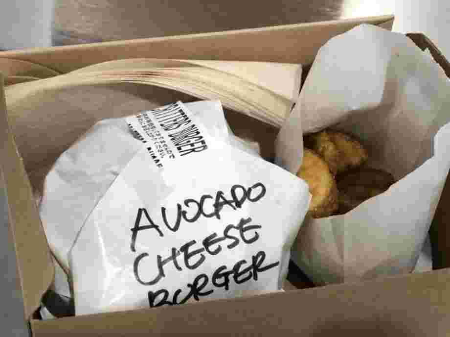 クリッターズのチーズバーガーやポテトをウーバーイーツで届けられる