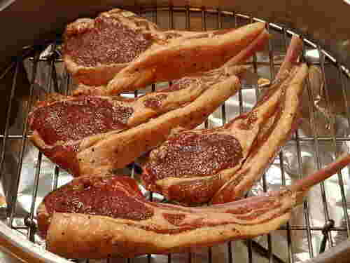 熱燻で作られたラム肉の燻製