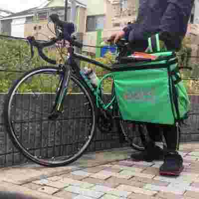 ウーバーイーツの自転車とカバンの画像