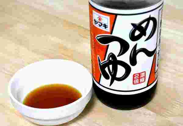 白い器に入れためんつゆとめんつゆのボトル