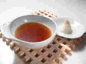 白い器に入れためんつゆと添えられた大根おろし
